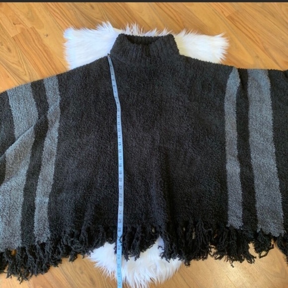 Barefoot Dreams black & gray beach fringe poncho one size - Picture 9 of 12